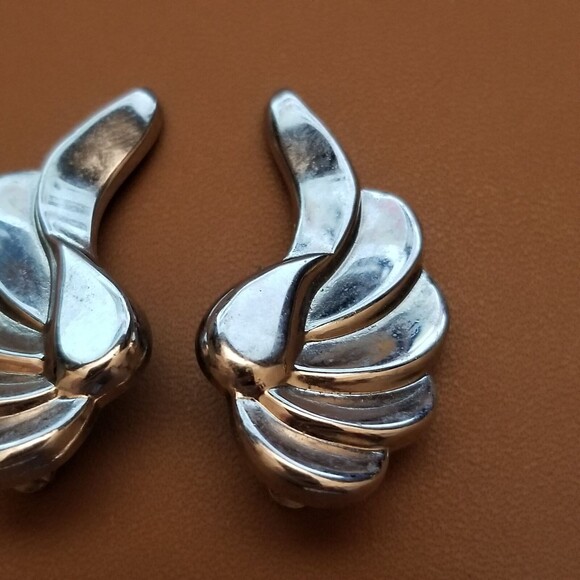 Vintage Marino Silver Tone Wing Clip-On Earrings – Sculpted Feather Design - Picture 4 of 5